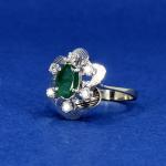 Bílozlatý prsten se smaragdem a brilianty Bílozlatý prsten se smaragdem a brilianty