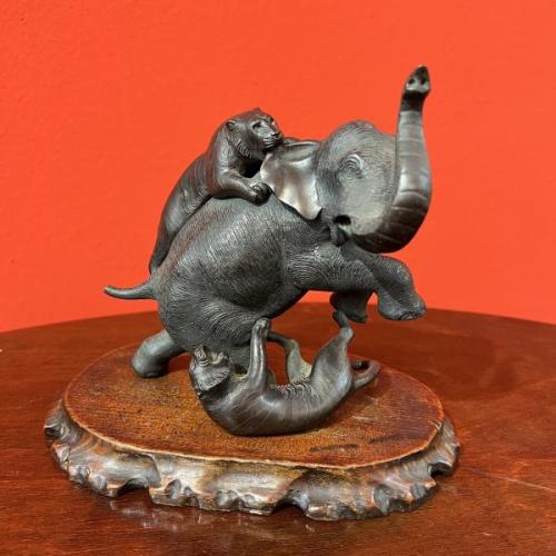 Bronzová plastika: Slon bojující s tygry Bronzová plastika: Slon bojující s tygry