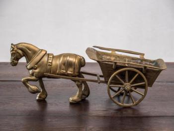 Dekorativní socha koně s povozem Dekorativní socha koně s povozem
