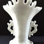 Malá porcelánová vázička, malované květy  Malá porcelánová vázička, malované květy