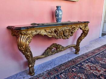 Bohatě vyřezávaný konzolový stůl s mramorem Bohatě vyřezávaný konzolový stůl s mramorem
