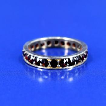 Stříbrný prsten s granáty Stříbrný prsten s granáty