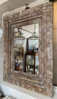 Zrcadlo v řezbovaném rámu A  Zrcadlo v řezbovaném rámu A