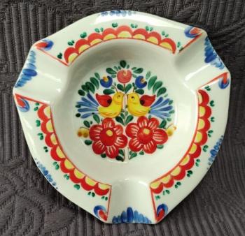 Popelník - lidový květin. motiv s ptáčky Popelník - lidový květin. motiv s ptáčky