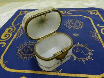 Opálová zdobená dóza, biedermeier - Čechy, 19. st. Opálová zdobená dóza, biedermeier - Čechy, 19. st.