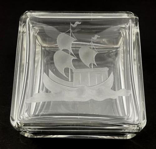 Ručně broušená skleněná dóza s korábem Ručně broušená skleněná dóza s korábem