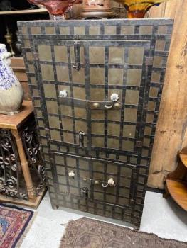 Okovaná skřínka s porcelánovými úchyty  Okovaná skřínka s porcelánovými úchyty