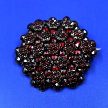 Granátová brož Granátová brož