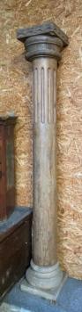 Dřevěný sloup s kamenným podstavcem  Dřevěný sloup s kamenným podstavcem