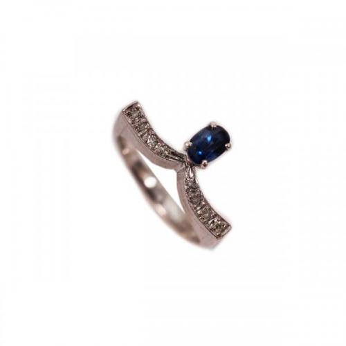 Zlatý prsten se safírem a diamanty Zlatý prsten se safírem a diamanty