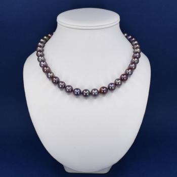 Perlový náhrdelník se zlatým uzávěrem Perlový náhrdelník se zlatým uzávěrem