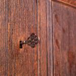 Starožitná drásaná kredenc z 19. století. Dub Starožitná drásaná kredenc z 19. století. Dub