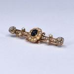 Zatá brož se safírem a perličkami, 1890 Zatá brož se safírem a perličkami, 1890