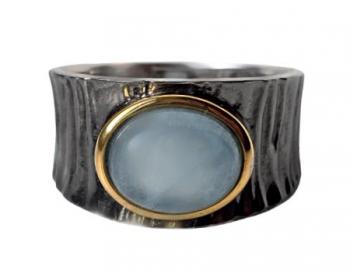 Stříbrný plastický prsten s mléčným akvamarínem Stříbrný plastický prsten s mléčným akvamarínem