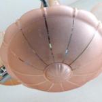 Lustr z bílého kovu a růžovými stínidly Lustr z bílého kovu a růžovými stínidly