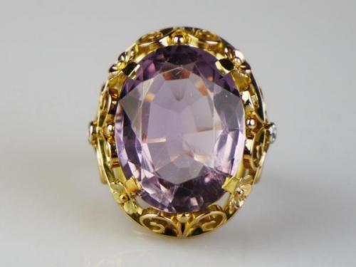 Zlatý prsten s ametystem a diamanty Zlatý prsten s ametystem a diamanty