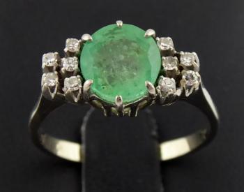 Zlatý prsten s přírodním smaragdem a 10 diamanty Zlatý prsten s přírodním smaragdem a 10 diamanty