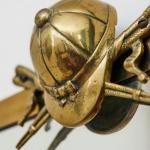 Kovové nástěnné zrcadlo s jezdeckou přilbou Kovové nástěnné zrcadlo s jezdeckou přilbou