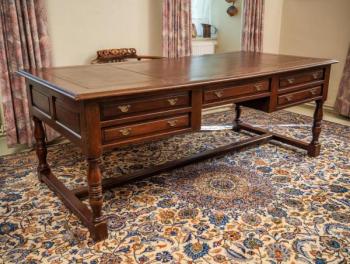 Velký starožitný psací stůl. Dub. Kůže Velký starožitný psací stůl. Dub. Kůže