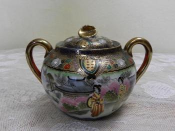 Bohatě zdobená cukřenka - Satsuma, Japonsko Bohatě zdobená cukřenka - Satsuma, Japonsko