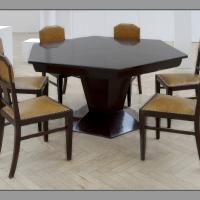 Starožitný jídelní stůl se šesti židlemi po našem restaurování. Starožitný jídelní stůl se šesti židlemi po našem restaurování.