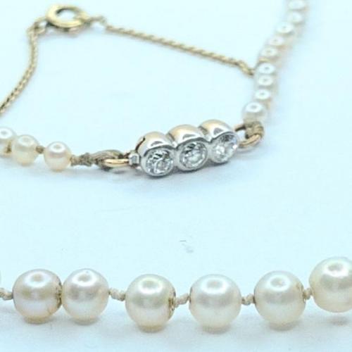 Perlový náhrdelník se zlatým zapínáním a brilianty Perlový náhrdelník se zlatým zapínáním a brilianty