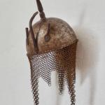 Perská bojová helma s gravírováním Perská bojová helma s gravírováním