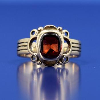 Zlatý prsten s almandínem Zlatý prsten s almandínem