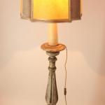 Dřevěná stojací lampa s pergamenovým stínidlem Dřevěná stojací lampa s pergamenovým stínidlem