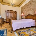 Bohatě řezbovaná starožitná ložnice. Masivní dub Bohatě řezbovaná starožitná ložnice. Masivní dub
