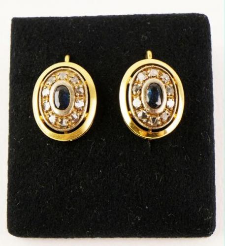 Zlaté náušnice s modrými safíry a diamanty Zlaté náušnice s modrými safíry a diamanty