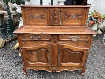 Bufet s nástavbou v barokním stylu Bufet s nástavbou v barokním stylu