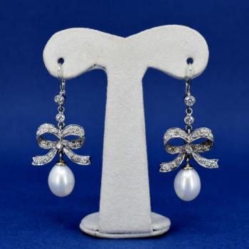 Bílozlaté náušnice s perlami a brilianty Bílozlaté náušnice s perlami a brilianty