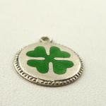 Stříbrný medailon se čtyřlístkem Stříbrný medailon se čtyřlístkem