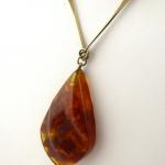 Náhrdelník s velkým přírodním jantarem Náhrdelník s velkým přírodním jantarem