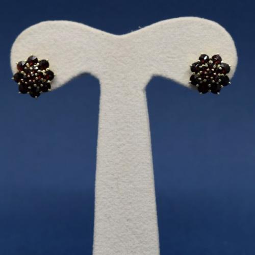 Zlaté náušnice s granáty, Čechy, 2. pol. 20. stol. Zlaté náušnice s granáty, Čechy, 2. pol. 20. stol.