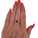 ZLATÝ PRSTEN Z BÍLÉHO ZLATA S KAPKOVÝM SMARAGDEM ZLATÝ PRSTEN Z BÍLÉHO ZLATA S KAPKOVÝM SMARAGDEM