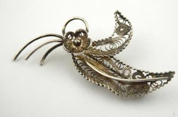 Stříbrna filigránová brož - květ s listy Stříbrna filigránová brož - květ s listy