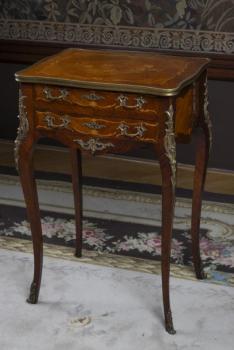 111. Toaletní stolek v rokokovém stylu Ludvík XV. 111. Toaletní stolek v rokokovém stylu Ludvík XV.