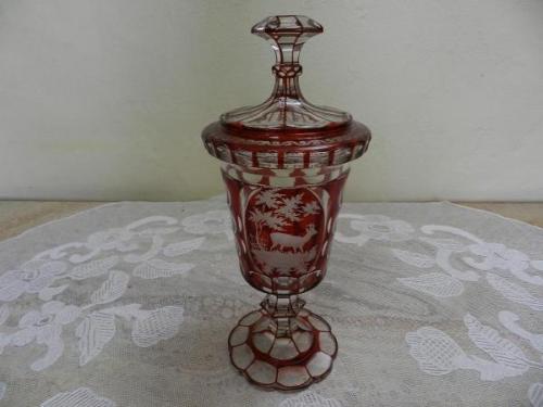 Masivní broušený pohár s poklopem Masivní broušený pohár s poklopem