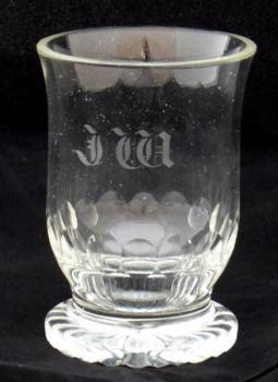 Sklenička na kulaté masivní patce, broušená Sklenička na kulaté masivní patce, broušená