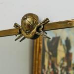 Kovové nástěnné zrcadlo s jezdeckou přilbou Kovové nástěnné zrcadlo s jezdeckou přilbou