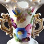 Malá porcelánová vázička, malované květy  Malá porcelánová vázička, malované květy