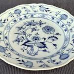 Talíř mělký III., cibulový vzor, zn. Míšeň  Talíř mělký III., cibulový vzor, zn. Míšeň