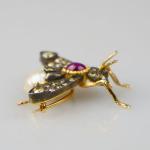 Zlatá brož s diamanty, rubínem a perlou Zlatá brož s diamanty, rubínem a perlou