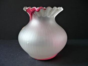 Miska s červenou stuhou Miska s červenou stuhou