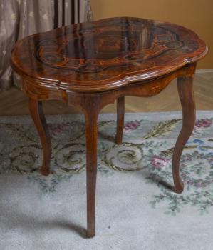 269. Stůl v rokokovém stylu s intarzovanou deskou 269. Stůl v rokokovém stylu s intarzovanou deskou