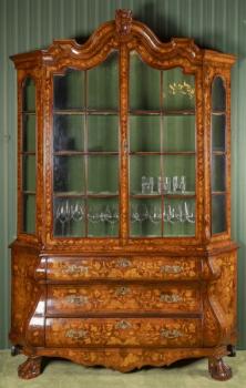 31. Velká vitrína v barokním stylu 31. Velká vitrína v barokním stylu