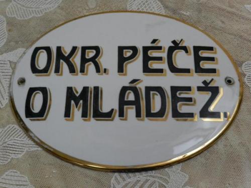 Porcelánová cedule ”Okr. péče o mládež” - Slavkov Porcelánová cedule ”Okr. péče o mládež” - Slavkov