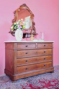 Mahagonová komoda s mramorovou deskou Mahagonová komoda s mramorovou deskou